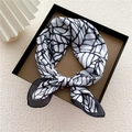 Foulard quadrato effetto seta con motivi a foglie bianche e nere in scatola regalo - 11 Foglia Bianca e Nera