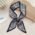 Foulard twilly en soie à motif cachemire noir et blanc pour cheveux ou sac à main - Petit Paisley Blanc (32F)