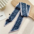 Foulard long étroit en soie bleu foncé à motif paisley pour cheveux ou sac à main - Petit Paisley Bleu (35F)