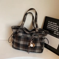 Bolso tote retro de lana a cuadros con colgante de béisbol sobre fondo claro - Sin colgante / Cuadros Negros