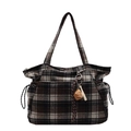 Bolso tote de lana a cuadros con colgante de béisbol y detalles de cordón negro - Con Colgante / Cuadros Negros