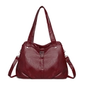 Borsa tote bordeaux minimalista con texture litchi e rivetti argentati su sfondo bianco - Rosso