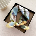 Foulard quadrato in seta con stampa artistica verde e giallo, annodato in scatola regalo - 5 Pittura a Olio Luna e Bottiglia di Cristallo