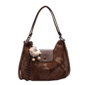 Sac bandoulière demi-lune en similicuir marron foncé avec pendentif mouton peluche - Marron avec Pendentif