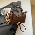 Borsa a tracolla marrone scuro in pelle martellata con manico e ciondolo a leoncino - Caffè senza Ciondolo