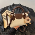 Zweifarbige Handtasche in Creme und Braun mit Litchi-Lederstruktur und Plüsch-Anhänger - Cremeweiß mit Anhänger