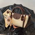 Zweifarbige Beuteltasche in Weiß und Braun mit flauschigem Anhänger und Golddetails - Beige Ohne Anhänger