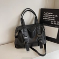 Bolso Boston grande de cuero granulado negro con herrajes plateados y bandolera - Negro