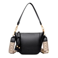 Bolso saco de media luna en cuero negro con correa ancha tejida y detalles dorados - Negro