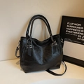 Bolso tote negro minimalista con textura de cuero y correa de hombro ajustable - Negro