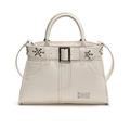 Schicke beige Nietenhandtasche in Trapezform mit Metallschnalle und dekorativem Gürtel - Weiß