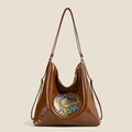 Borsa tote in pelle lucida marrone scuro con decorazione etnica circolare a rilievo - Marrone