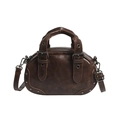 Bolso bowling vintage marrón oscuro con textura de cuero agrietado y remaches de metal - Marrón