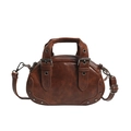 Bolso bowling marrón vintage con remaches metálicos y correa de hombro ajustable - Marrón