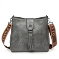 Minimalistische graue Beuteltasche mit Fransen und breitem Jacquard-Schultergurt - Grau