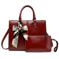 Sac à main en cuir ciré rouge foncé avec pochette assortie et foulard décoratif - Rouge