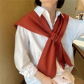 Chal de punto rojo ladrillo con diseño de nudo cruzado sobre camisa blanca - Rojo Anaranjado