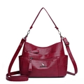 Bolso de hombro rojo oscuro con logo de canguro metálico y múltiples bolsillos con cremallera - Rojo