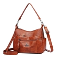 Bolso de hombro en cuero granulado marrón caramelo con múltiples bolsillos y logo - Marrón