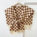 Braun-beige karierter Strickschal mit Bindedesign an einem hölzernen Kleiderbügel - 42*83cm / Braun Schachbrett