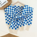 Blau-weiß kariertes Stricktuch mit Rippbündchen an einem Holzkleiderbügel - 42*83cm / Blau Schachbrett