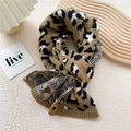 Sciarpa in maglia leopardata in kaki, nero e bianco con bordo a coste per l'inverno - Cachi
