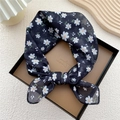 Foulard quadrato in cotone e lino con stampa a margherite bianche su base nera elegante - Fiore Nero a Sei Petali