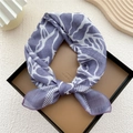 Foulard in cotone e lino con stampa astratta viola e bianca su un vassoio - Motivo Flusso d'Acqua Viola