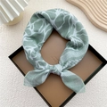 Foulard quadrato in cotone e lino verde erba con motivi a foglie bianche e stile a nodo - Motivo Flusso d'Acqua Verde