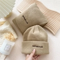 Conjunto de gorro y bufanda de punto caqui con bordado normalcrush exclusivo - Caqui