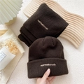 Conjunto de gorro y bufanda de punto marrón oscuro con bordado normalcrush - Marrón
