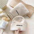 Conjunto de gorro y bufanda de punto beige con bordado normalcrush en tono crema - crema