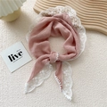 Sciarpa rosa polvere in cotone lino con bordo in pizzo bianco e ricami floreali - Rosa