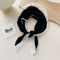 Foulard a triangolo nero in cotone e lino con ricamo in pizzo bianco e nappe - Nero