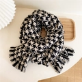Sciarpa classica in maglia pied de poule bianca e nera con frange su sfondo chiaro - Pied de Poule Bianco e Nero