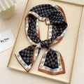 Sciarpa sottile in seta con motivo geometrico a lettera D in blu navy e caramello - Lettera D Nera Geometrica (20X)