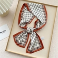 Sciarpa di seta con bordo arancione e stampa con lettera D nera su vassoio - Lettera D Beige Geometrica (19X)