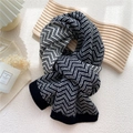 Sciarpa invernale in maglia con motivo a onde bianco e nero e bordi a coste da donna - 30x175cm / Onda di Fulmine Nero (3Y)