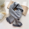 Lunga sciarpa in maglia a onde grigie e bianche con bordi a coste su vassoio in legno - 30x175cm / Onda di Fulmine Grigio (4Y)