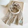 Bufanda de punto beige con diseño de diamantes calados y etiqueta tejida - Marrón Beige