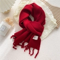 Roter Damen-Strickschal mit weichen Quastenfransen und minimalistischem Logo-Aufnäher - Dunkelrot (egg label)