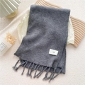 Dunkelgrauer Strickschal mit Fransen und minimalistischem weißem Egg-Markenlabel - Grau (egg label)