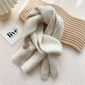 Bufanda corta de punto beige en suave mezcla de lana con etiqueta tejida de la marca - Blanco Crema