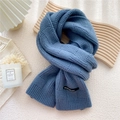 Écharpe d'hiver en tricot bleu avec texture quadrillée et étiquette de marque - Texture Carrée Croisée / Bleu