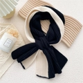 Sciarpa a maglia a coste bicolore bianco e nero su espositore in legno elegante - Nero e Beige Color Block
