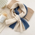 Sciarpa incrociata in maglia beige e blu navy con trama a coste su vassoio di legno - Blu e Beige Color Block