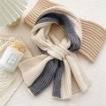Sciarpa incrociata corta in maglia crema e grigia, scaldacollo invernale a coste morbide - Grigio e Beige Color Block