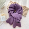 Écharpe violette en grosse maille avec texture gaufrée et étiquette de marque - Texture Carrée Croisée / Violet
