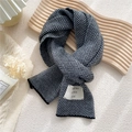 Sciarpa in maglia bicolore bianco e nero a spina di pesce con etichetta tessuta del marchio - 20*155cm / Nero
