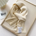 Crèmewitte gebreide damessjaal met geribbelde textuur en zacht waslabel detail - Beige